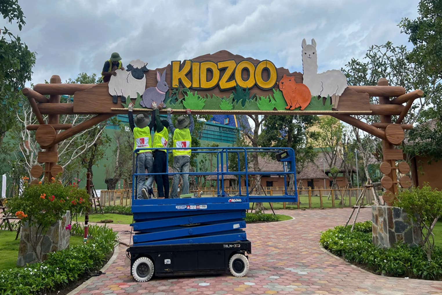 Đội ngũ NICE ART lắp đặt hạng mục công viên chuyên đề KIDZOO